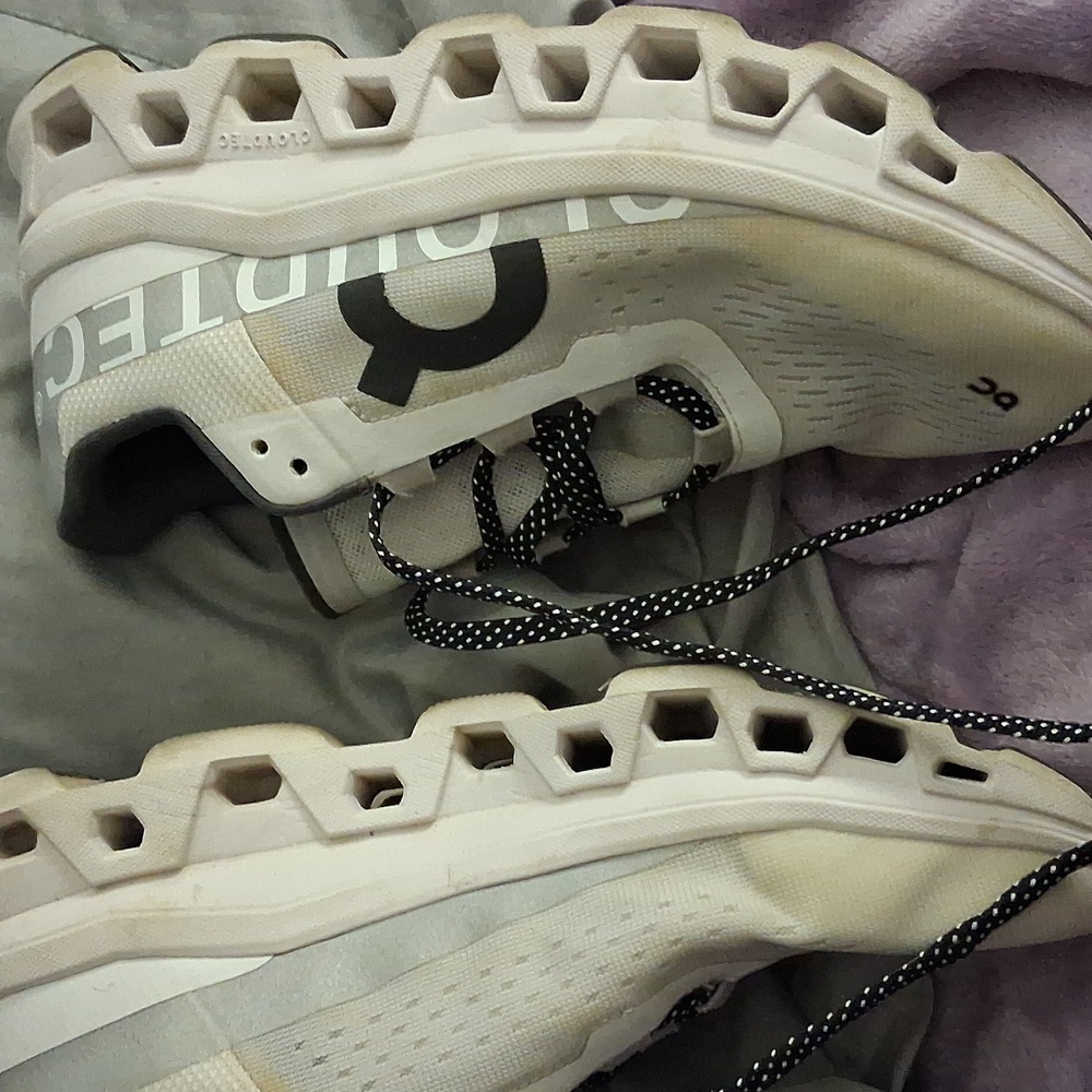 On Running Women's Cream and Black Athletic Shoes - Picture 11 of 11
